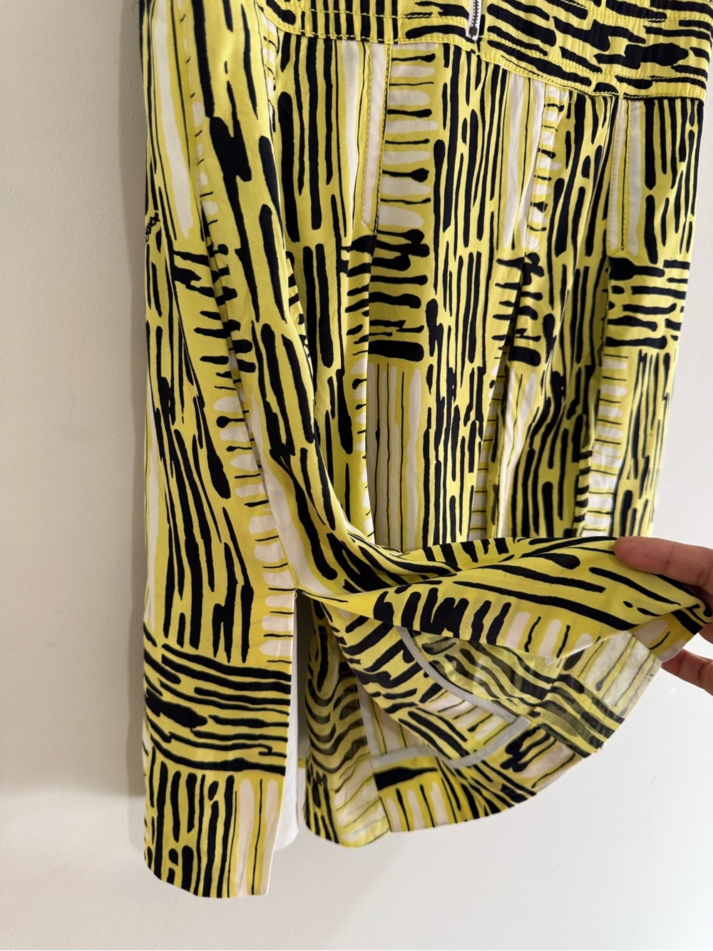 Diane Von Furstenberg Yellow & Black Patterned Sleeveless Dress - Picture 5 of 7